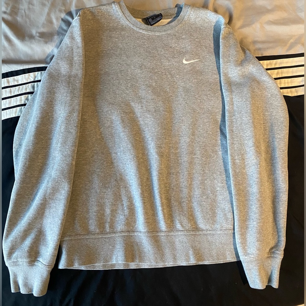 Men’s gray Nike sweatshirt.
